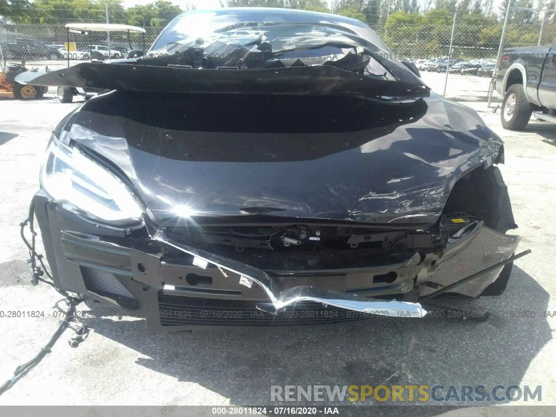 10 Photograph of a damaged car 5YJSA1E28LF399767 TESLA MODEL S 2020