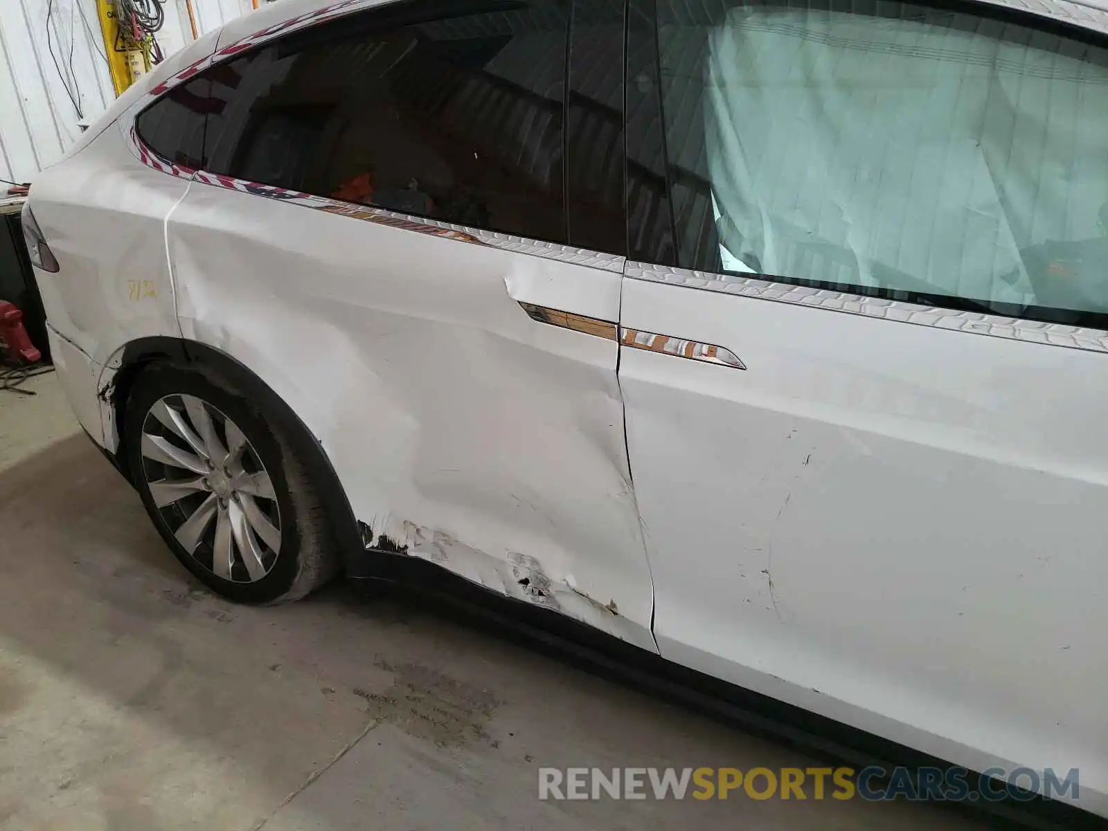 9 Photograph of a damaged car 5YJXCBE20LF249500 TESLA MODEL S 2020