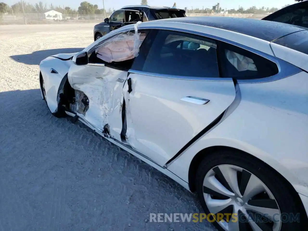 9 Photograph of a damaged car 5YJSA1E20MF426154 TESLA MODEL S 2021