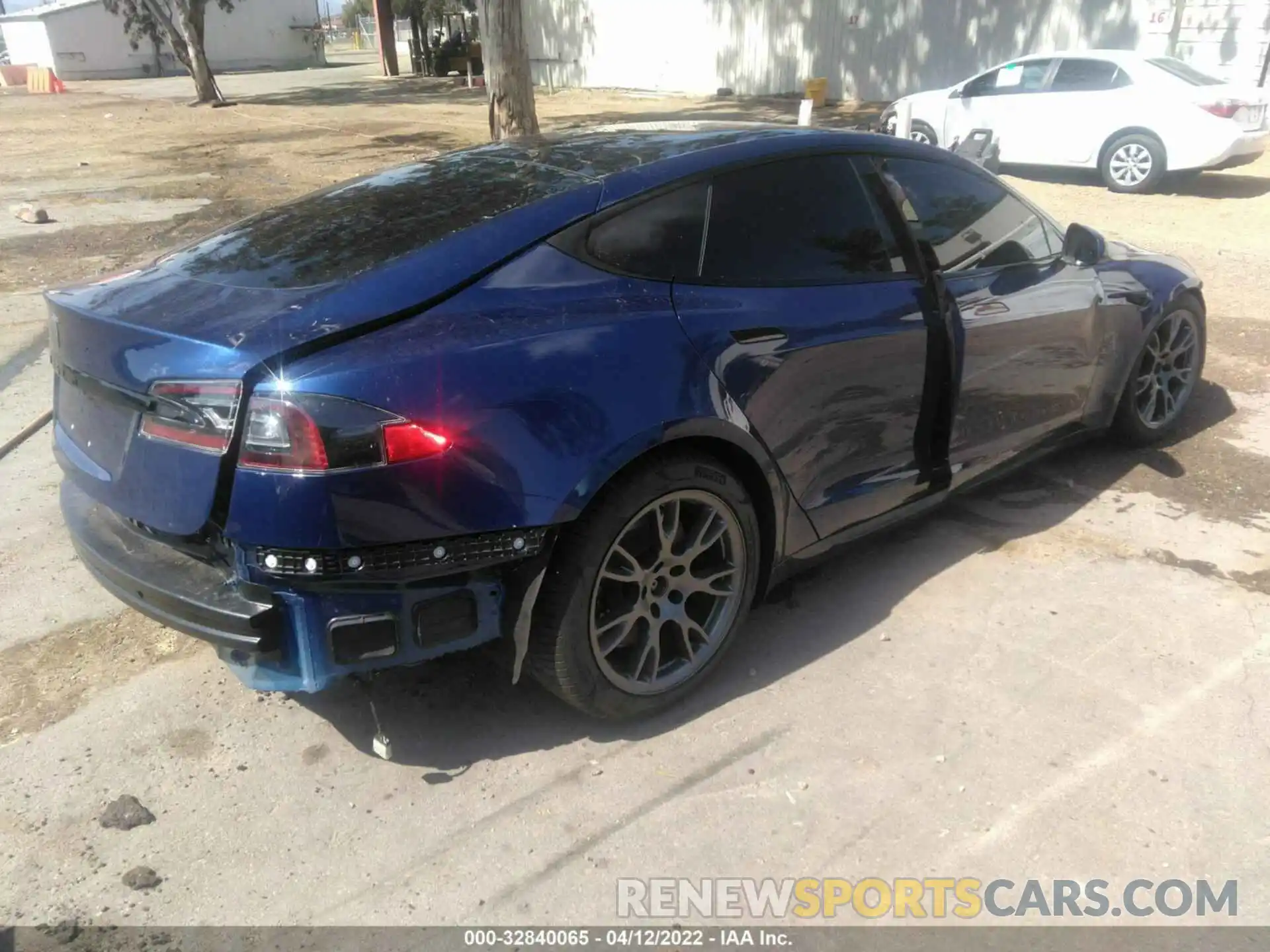 4 Photograph of a damaged car 5YJSA1E51MF428425 TESLA MODEL S 2021