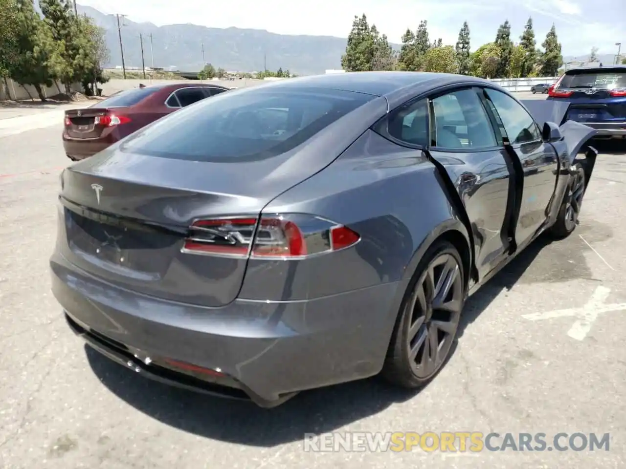 4 Photograph of a damaged car 5YJSA1E55MF428430 TESLA MODEL S 2021