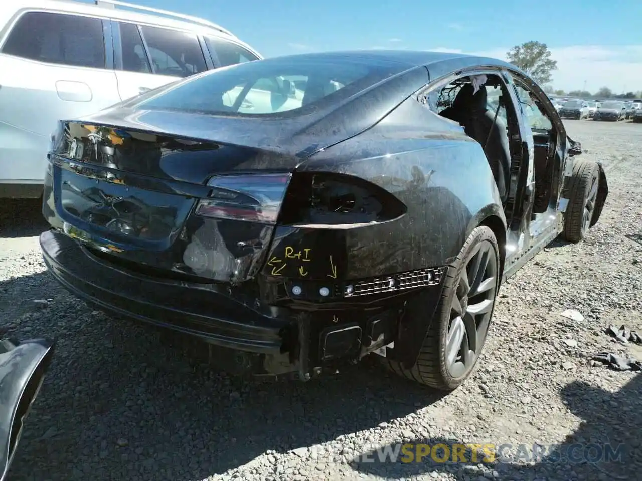 4 Photograph of a damaged car 5YJSA1E51NF465105 TESLA MODEL S 2022