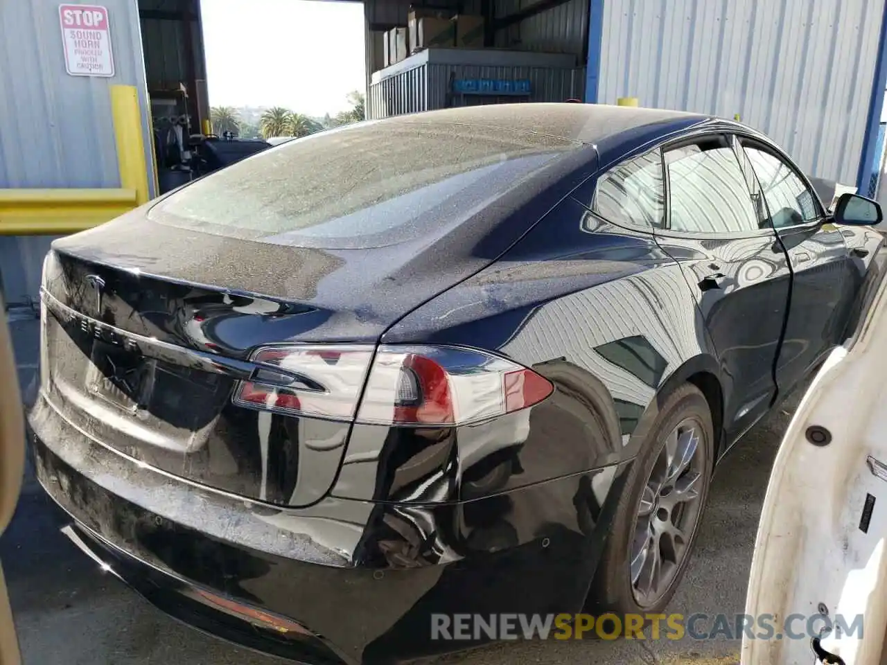 4 Photograph of a damaged car 5YJSA1E52NF463511 TESLA MODEL S 2022