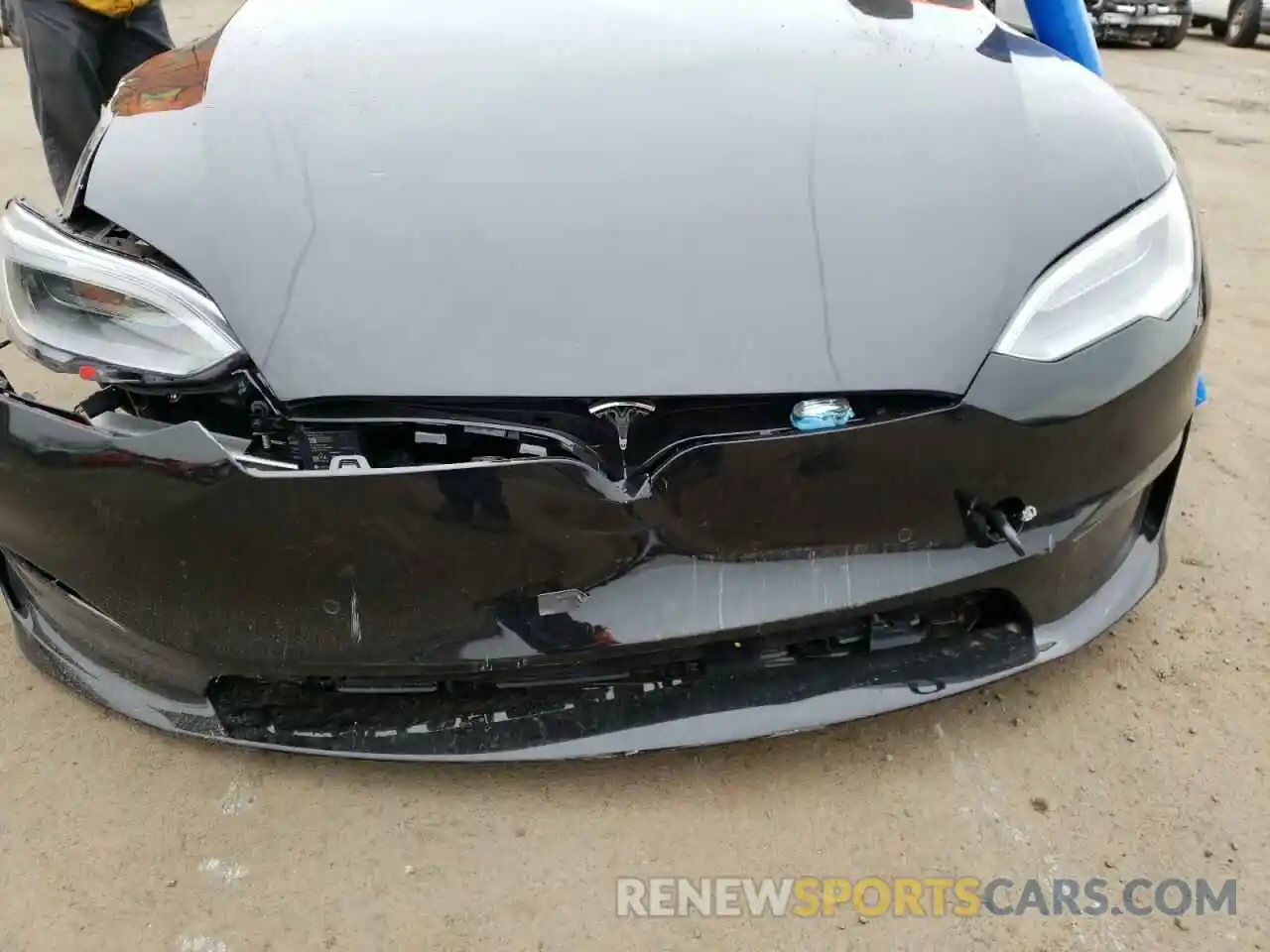 10 Photograph of a damaged car 5YJSA1E52NF471091 TESLA MODEL S 2022