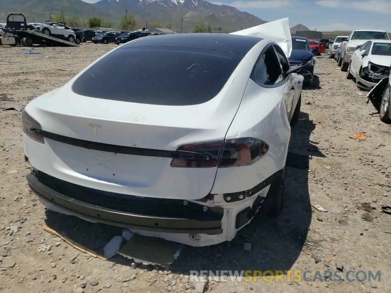 4 Photograph of a damaged car 5YJSA1E58NF469863 TESLA MODEL S 2022