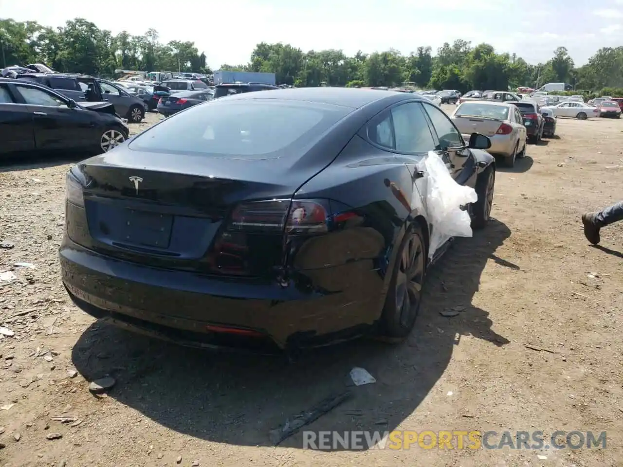 4 Photograph of a damaged car 5YJSA1E58NF476733 TESLA MODEL S 2022