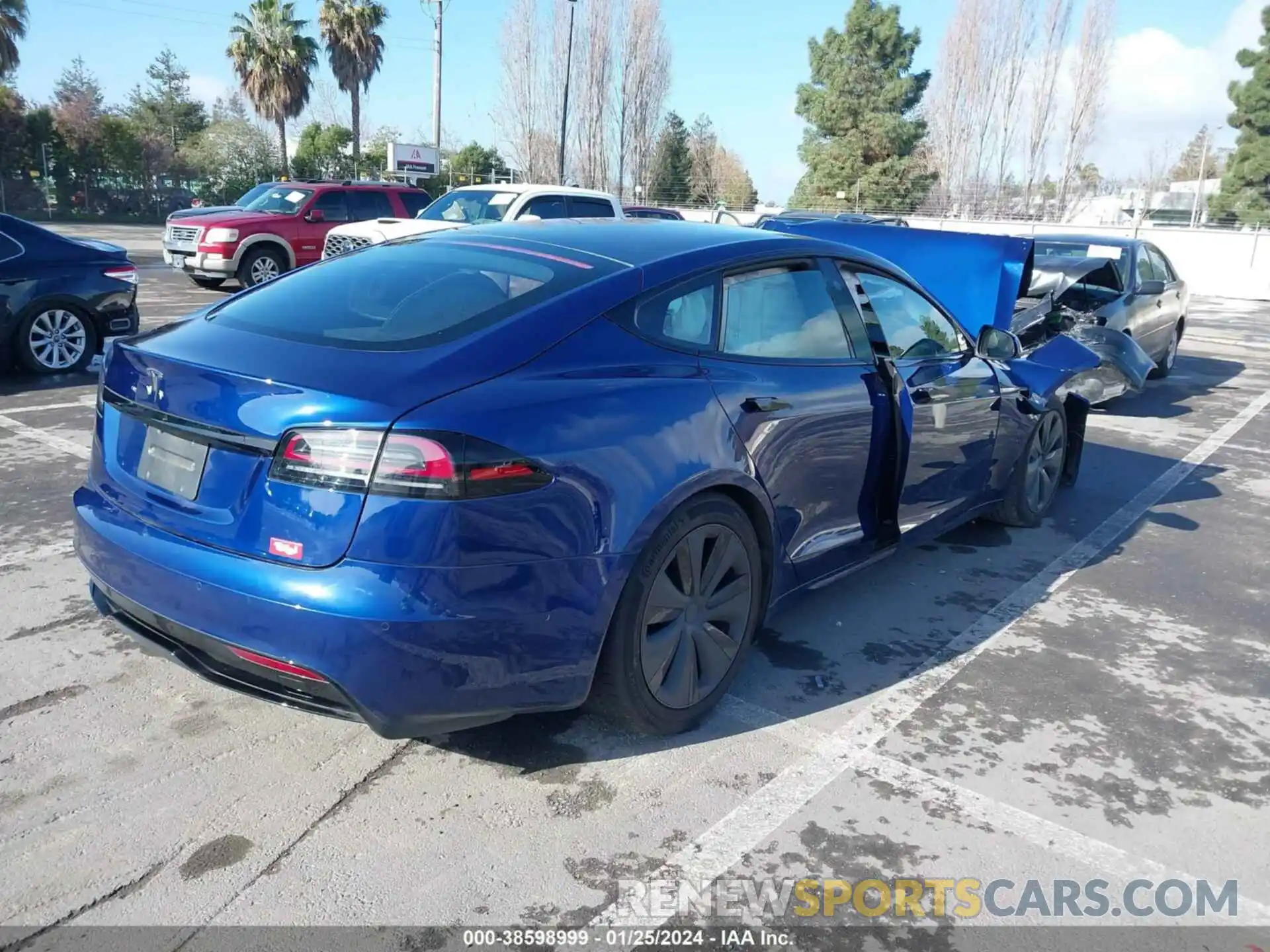 4 Photograph of a damaged car 5YJSA1E58NF492642 TESLA MODEL S 2022