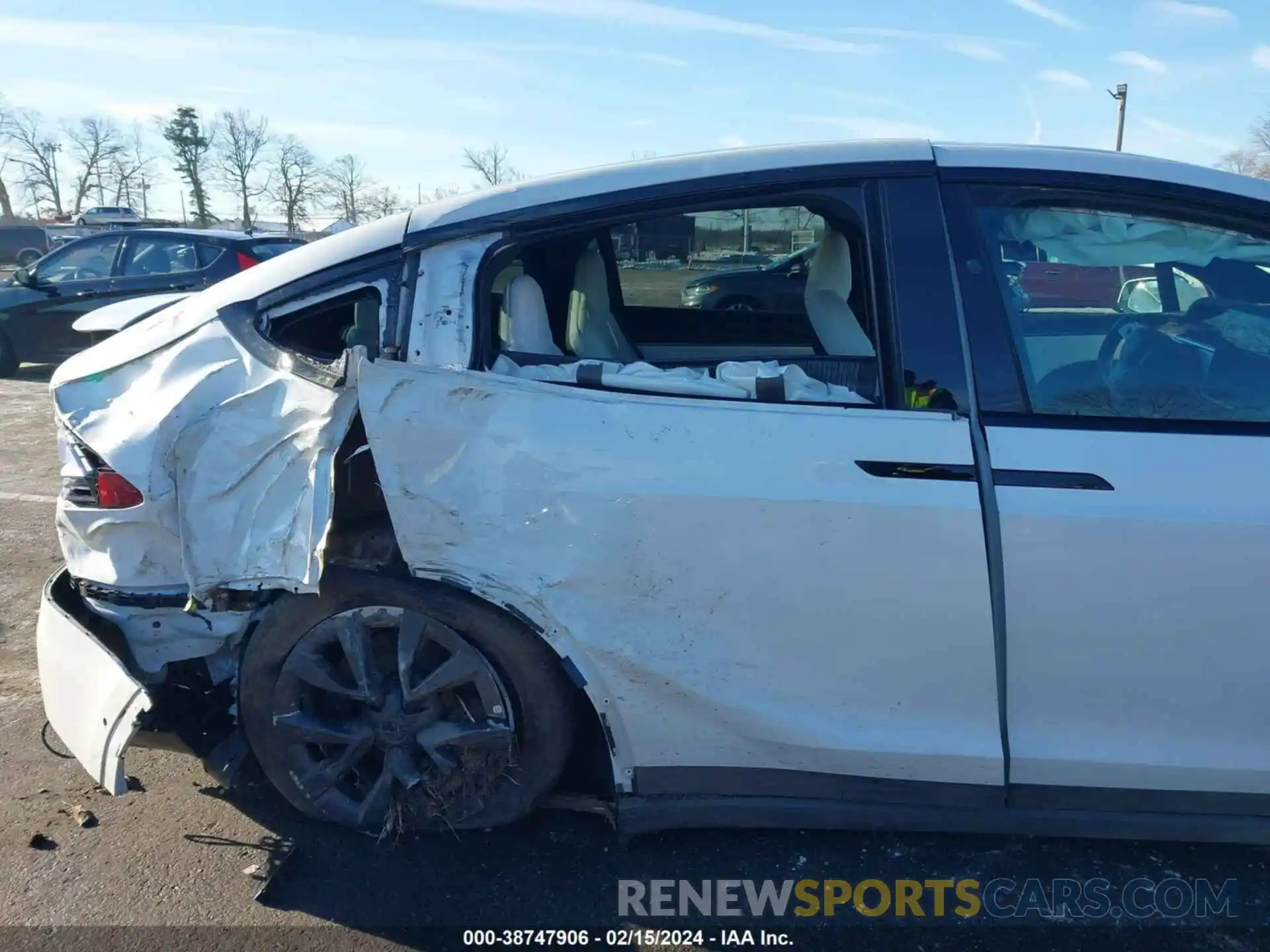 18 Photograph of a damaged car 7SAXCBE59NF329037 TESLA MODEL X 2022