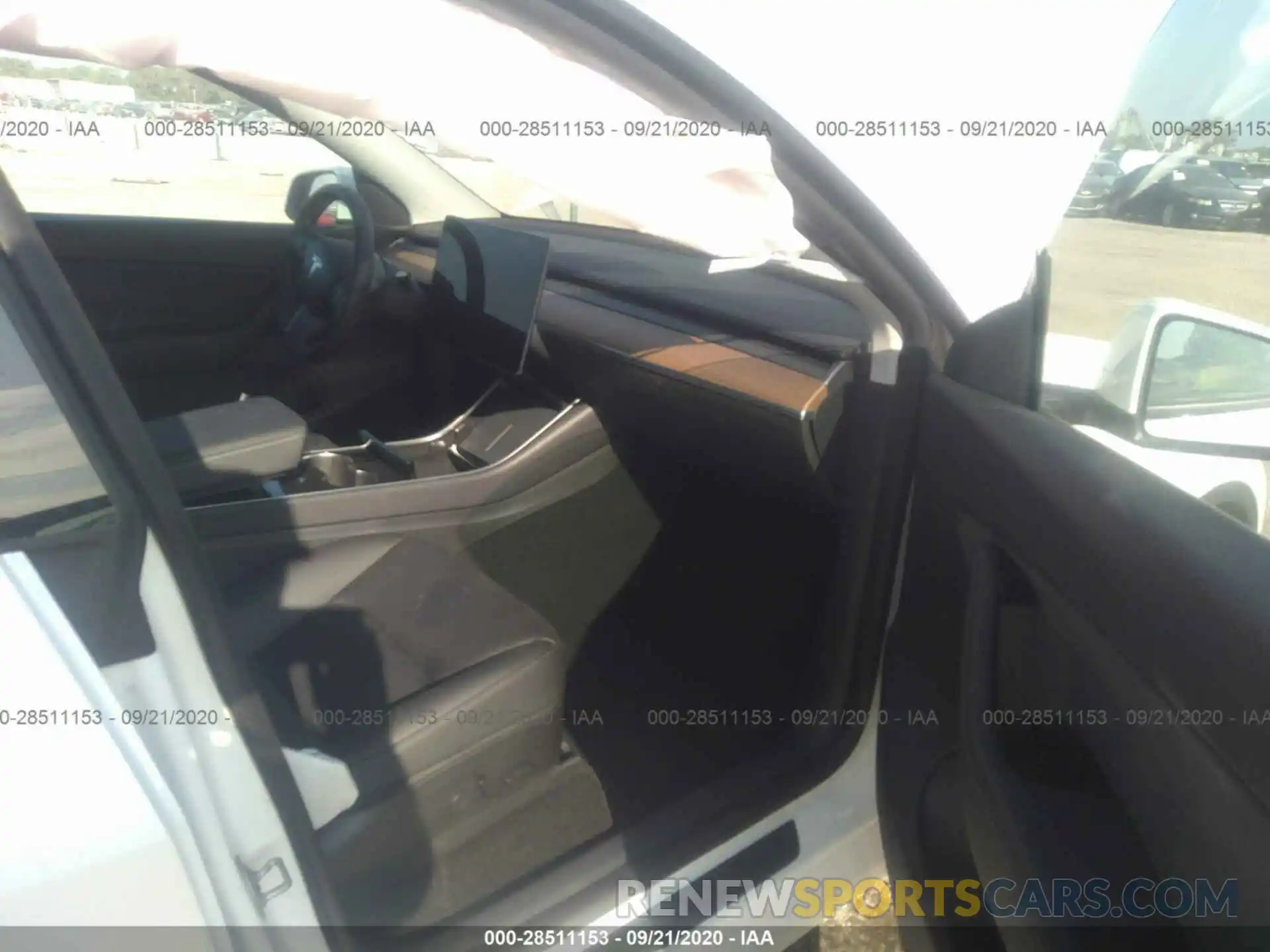 5 Photograph of a damaged car 5YJYGDEE0LF012827 TESLA MODEL Y 2020