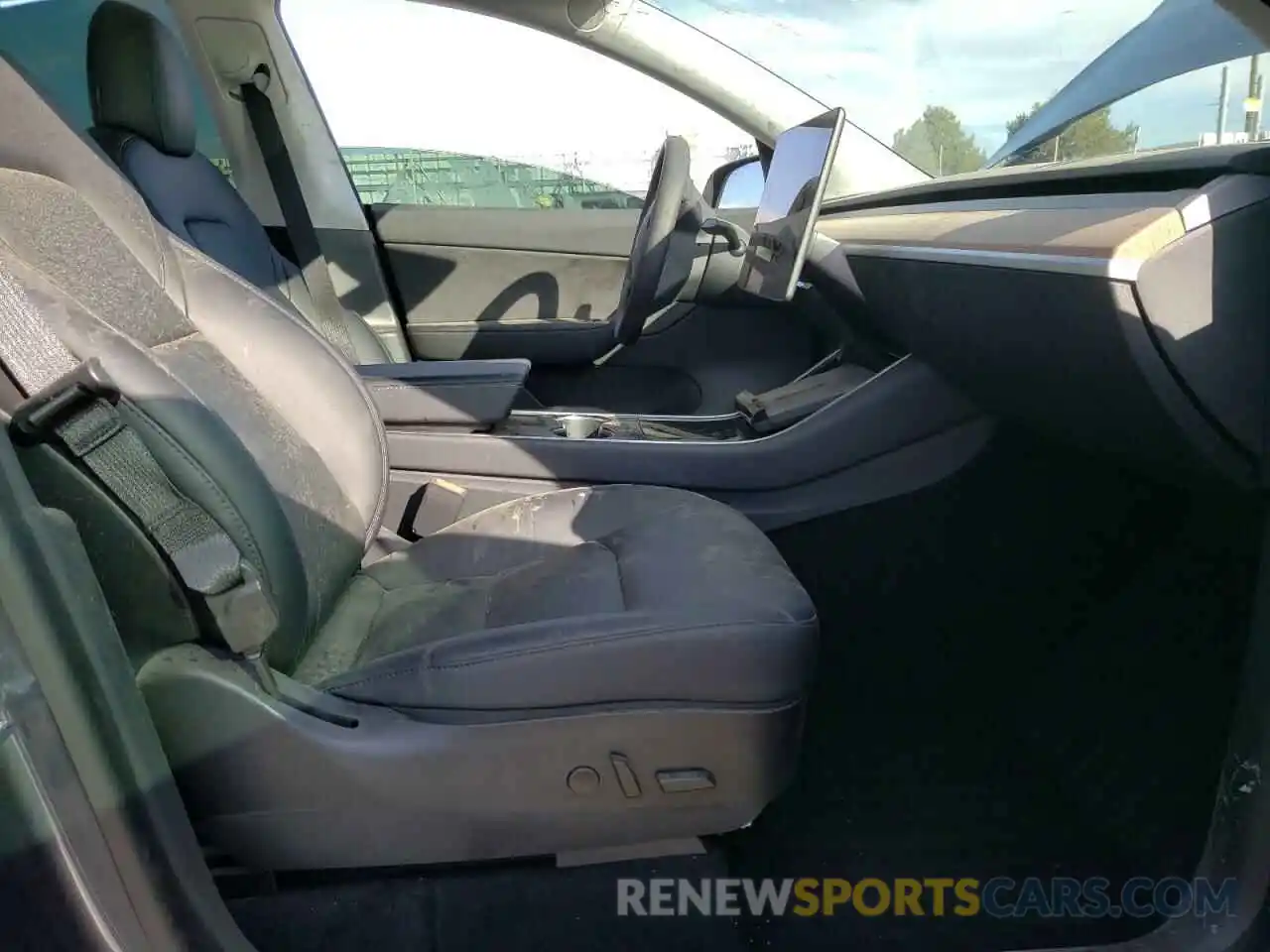 5 Photograph of a damaged car 5YJYGDEE0LF051479 TESLA MODEL Y 2020