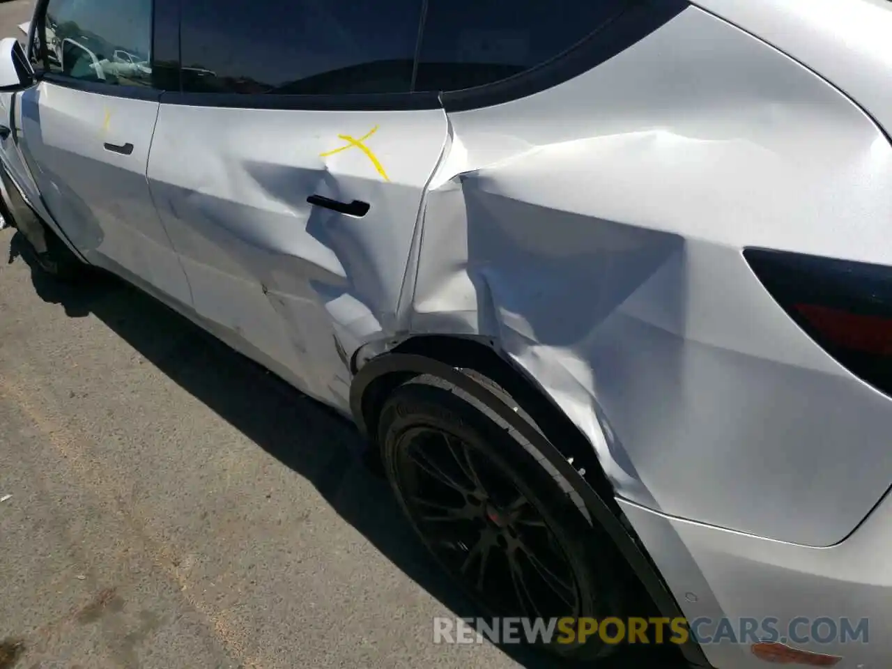 10 Photograph of a damaged car 5YJYGDEE1LF025263 TESLA MODEL Y 2020