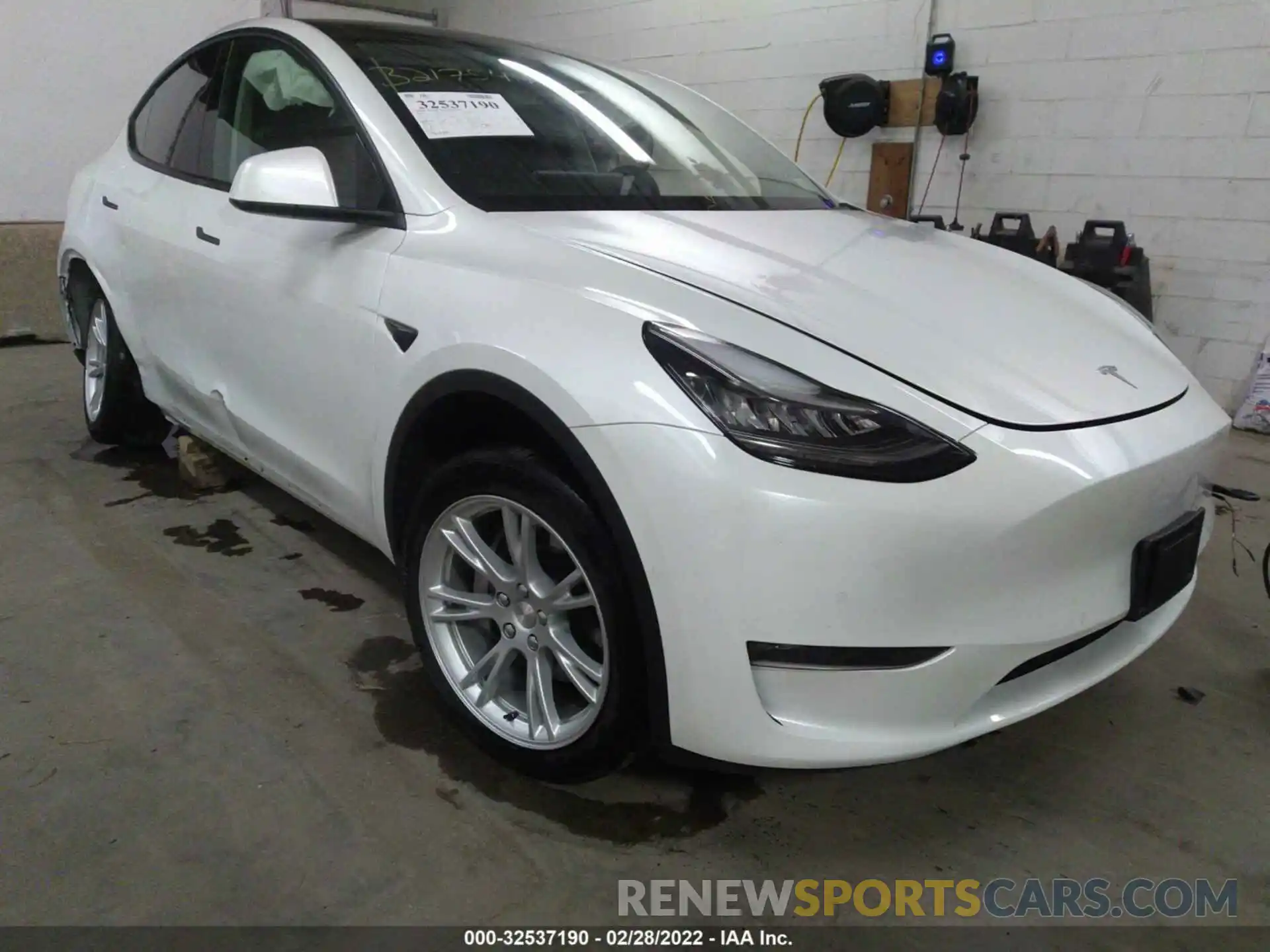 1 Photograph of a damaged car 5YJYGDEE1LF047117 TESLA MODEL Y 2020