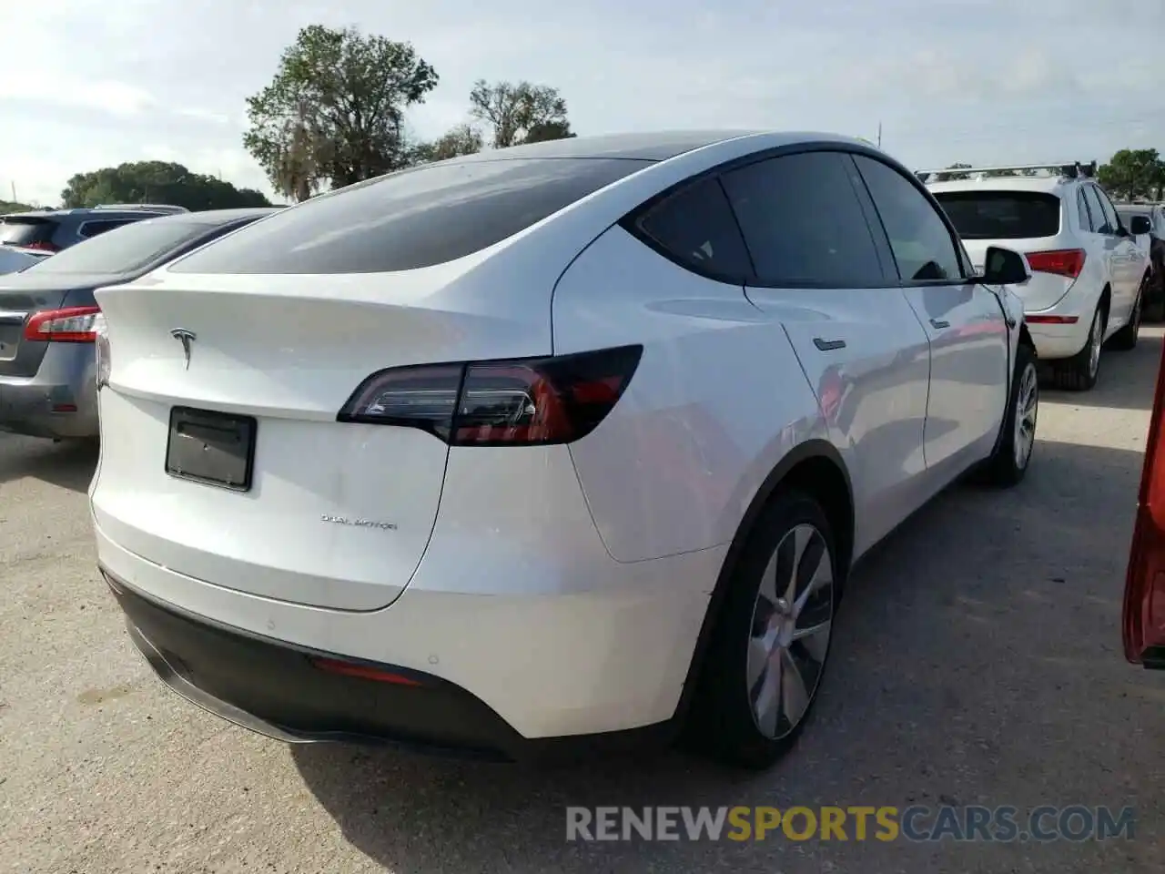 4 Photograph of a damaged car 5YJYGDEE2LF032609 TESLA MODEL Y 2020