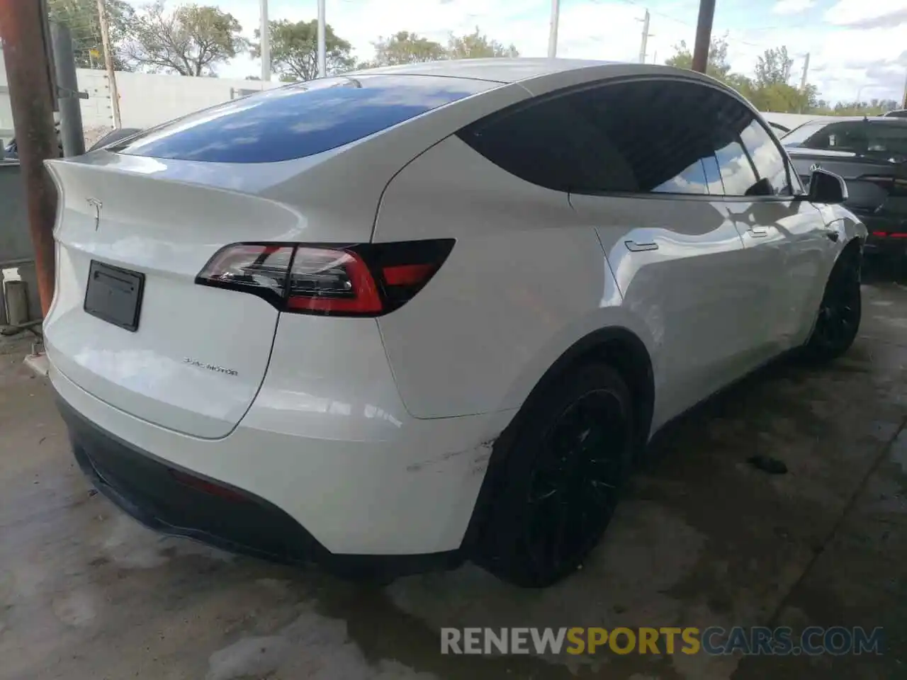 4 Photograph of a damaged car 5YJYGDEE2LF045652 TESLA MODEL Y 2020