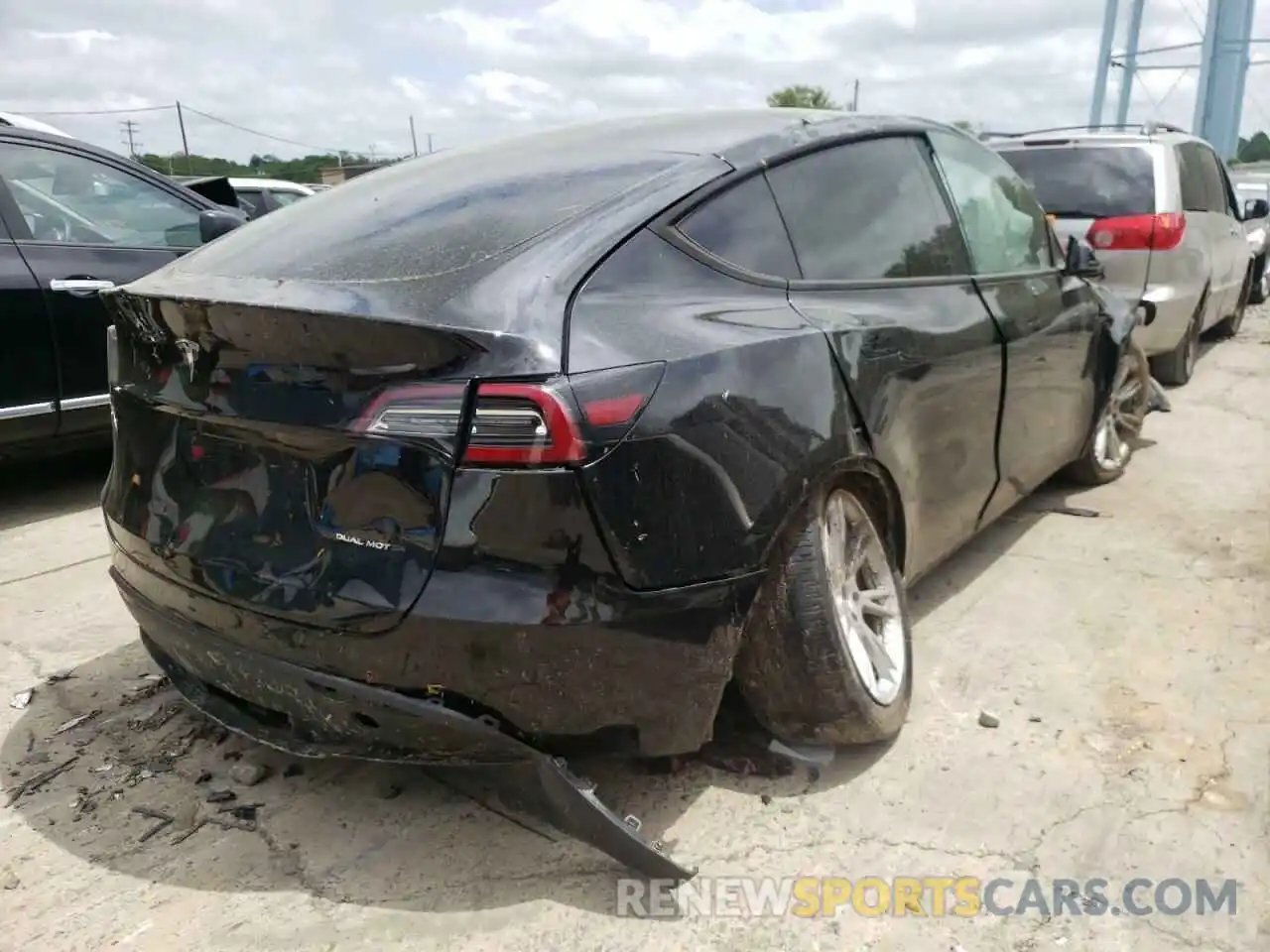 4 Photograph of a damaged car 5YJYGDEE4LF035303 TESLA MODEL Y 2020