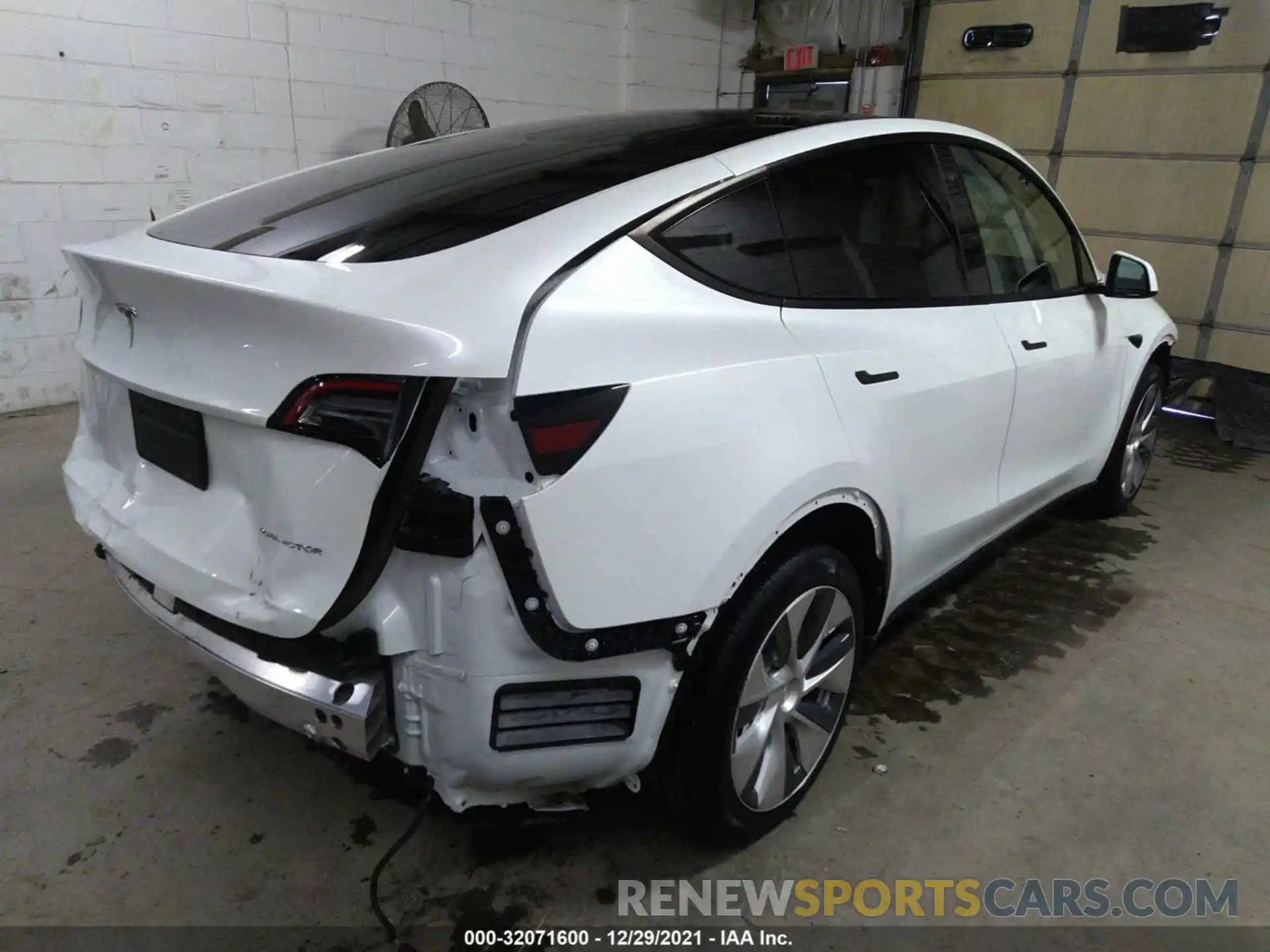 4 Photograph of a damaged car 5YJYGDEE5LF044219 TESLA MODEL Y 2020