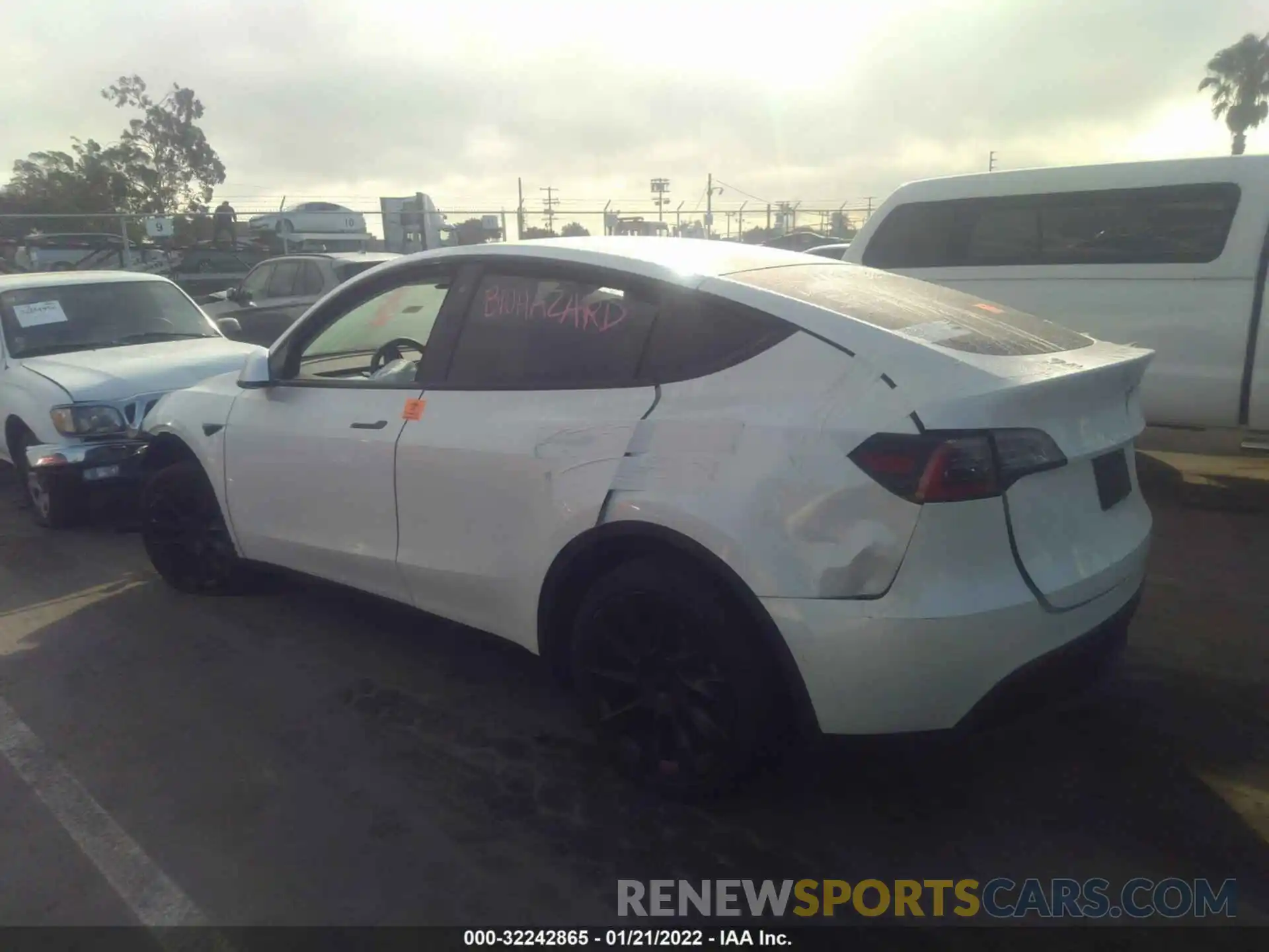 3 Фотография поврежденного автомобиля 5YJYGDEE5LF056175 TESLA MODEL Y 2020