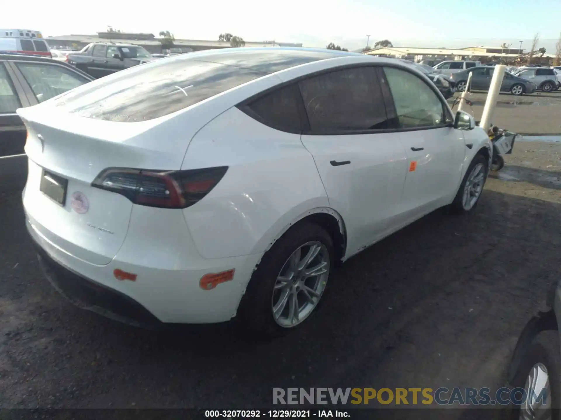 4 Photograph of a damaged car 5YJYGDEE6LF032046 TESLA MODEL Y 2020