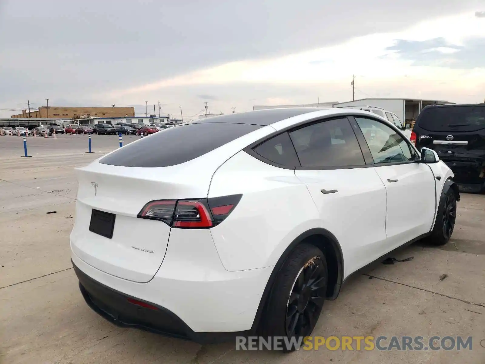 4 Photograph of a damaged car 5YJYGDEE6LF041653 TESLA MODEL Y 2020