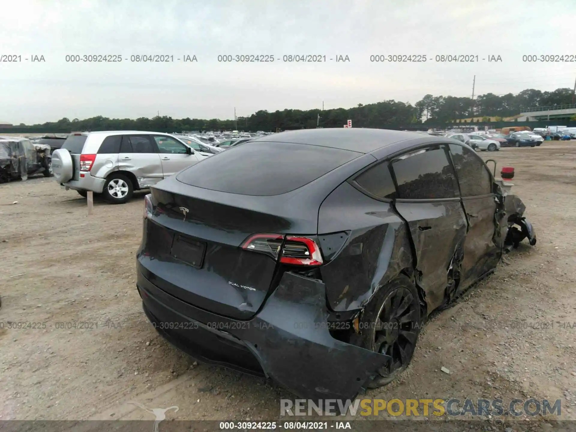 4 Photograph of a damaged car 5YJYGDEE6LF045623 TESLA MODEL Y 2020