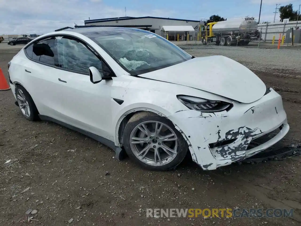 4 Photograph of a damaged car 5YJYGDEE6LF054676 TESLA MODEL Y 2020