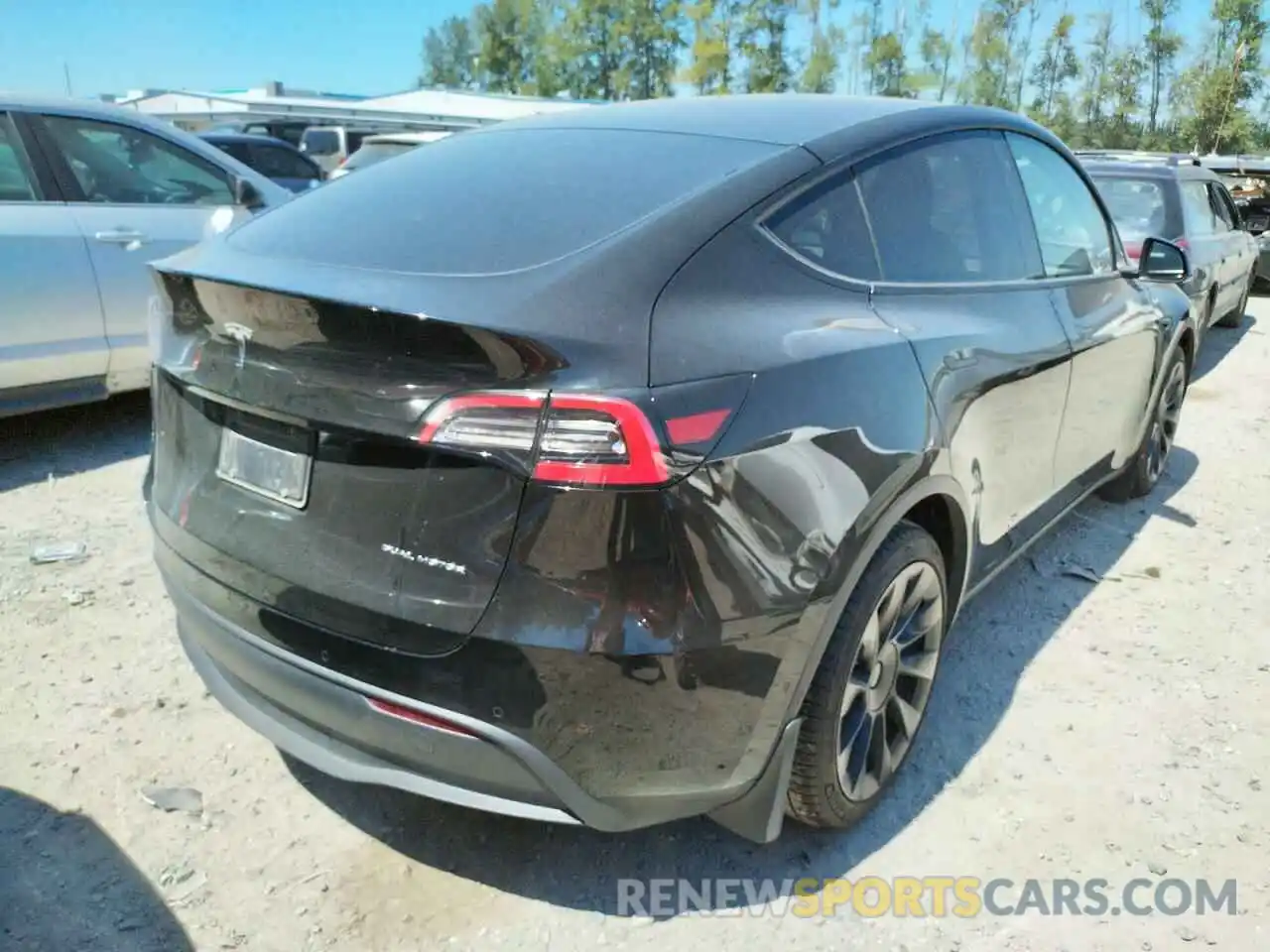 4 Photograph of a damaged car 5YJYGDEE6LF059635 TESLA MODEL Y 2020