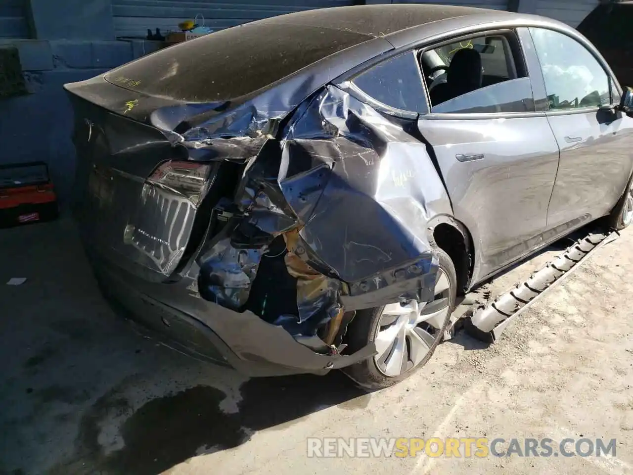 9 Photograph of a damaged car 5YJYGDEE8LF031495 TESLA MODEL Y 2020