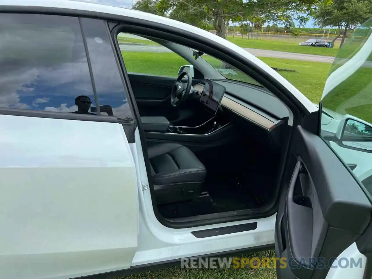 5 Photograph of a damaged car 5YJYGDEE8LF054632 TESLA MODEL Y 2020