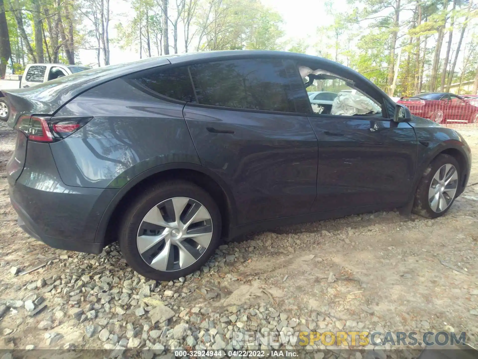 4 Photograph of a damaged car 5YJYGDEE9LF025138 TESLA MODEL Y 2020