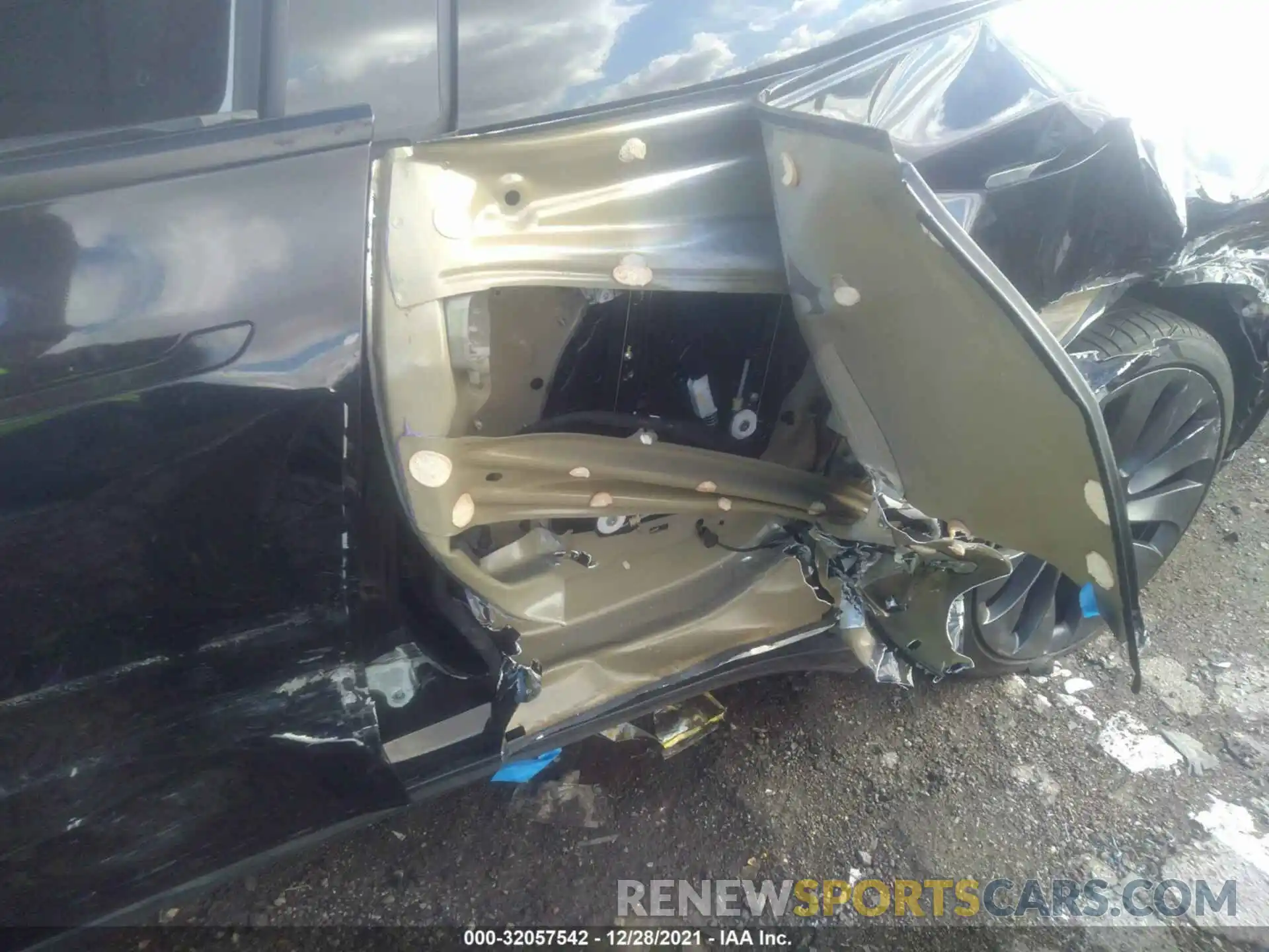 6 Photograph of a damaged car 5YJYGDEF3LF038444 TESLA MODEL Y 2020