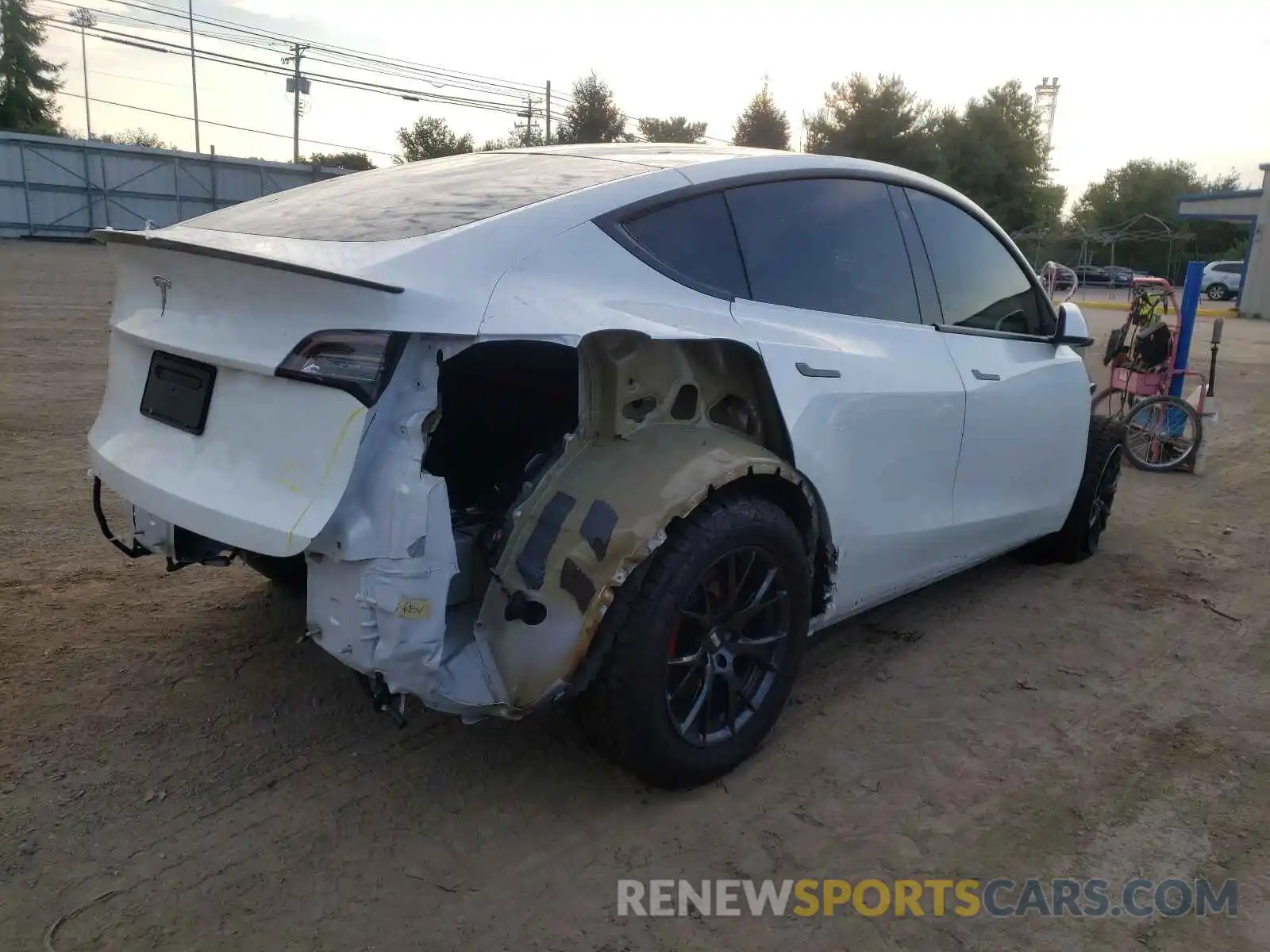 4 Photograph of a damaged car 5YJYGDEF6LF033769 TESLA MODEL Y 2020