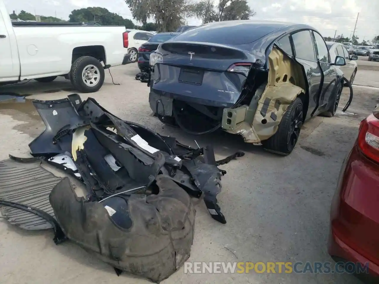 4 Photograph of a damaged car 5YJYGDEF9LF025875 TESLA MODEL Y 2020