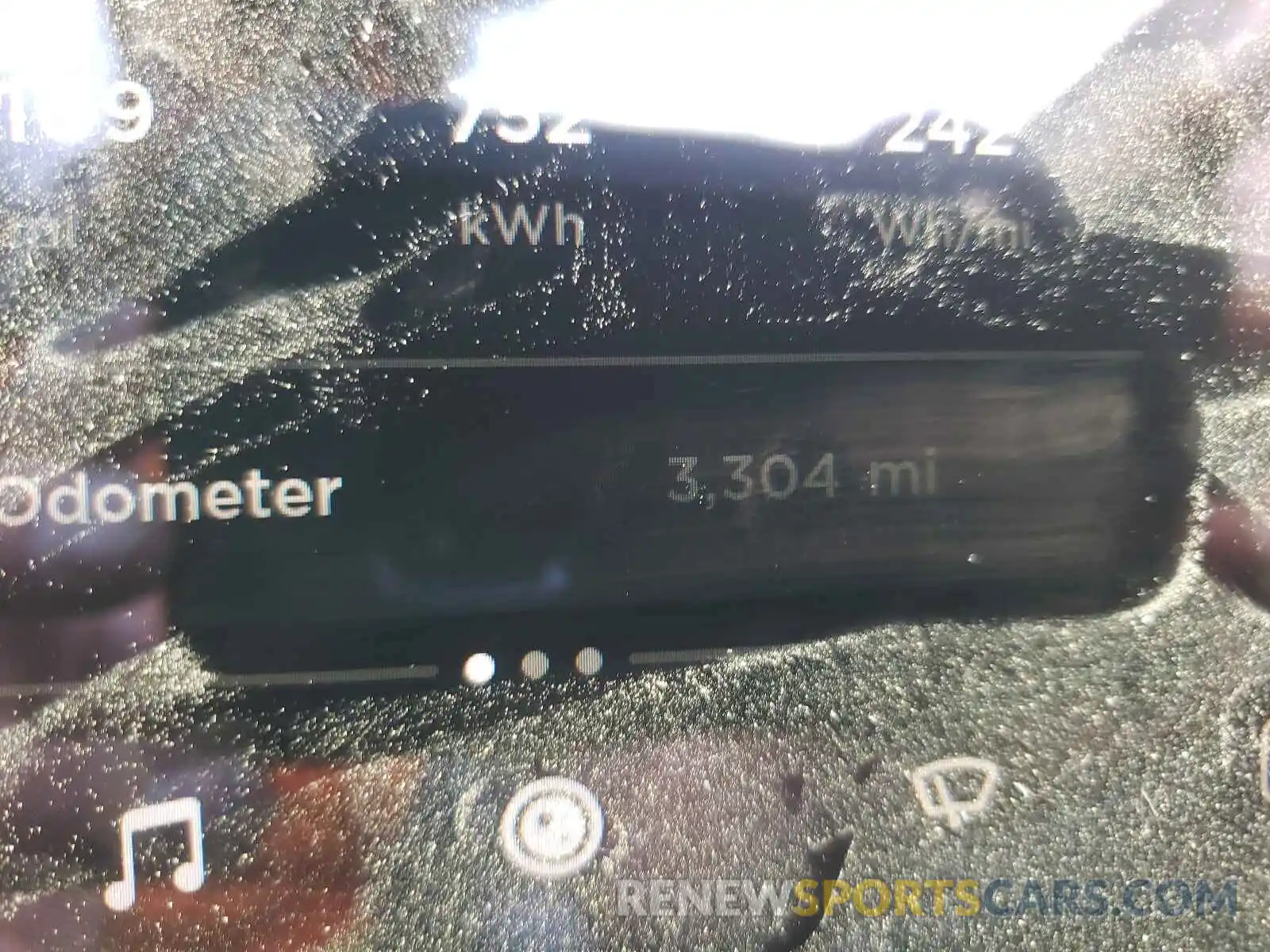 8 Photograph of a damaged car 5YJYGAED2MF142681 TESLA MODEL Y 2021