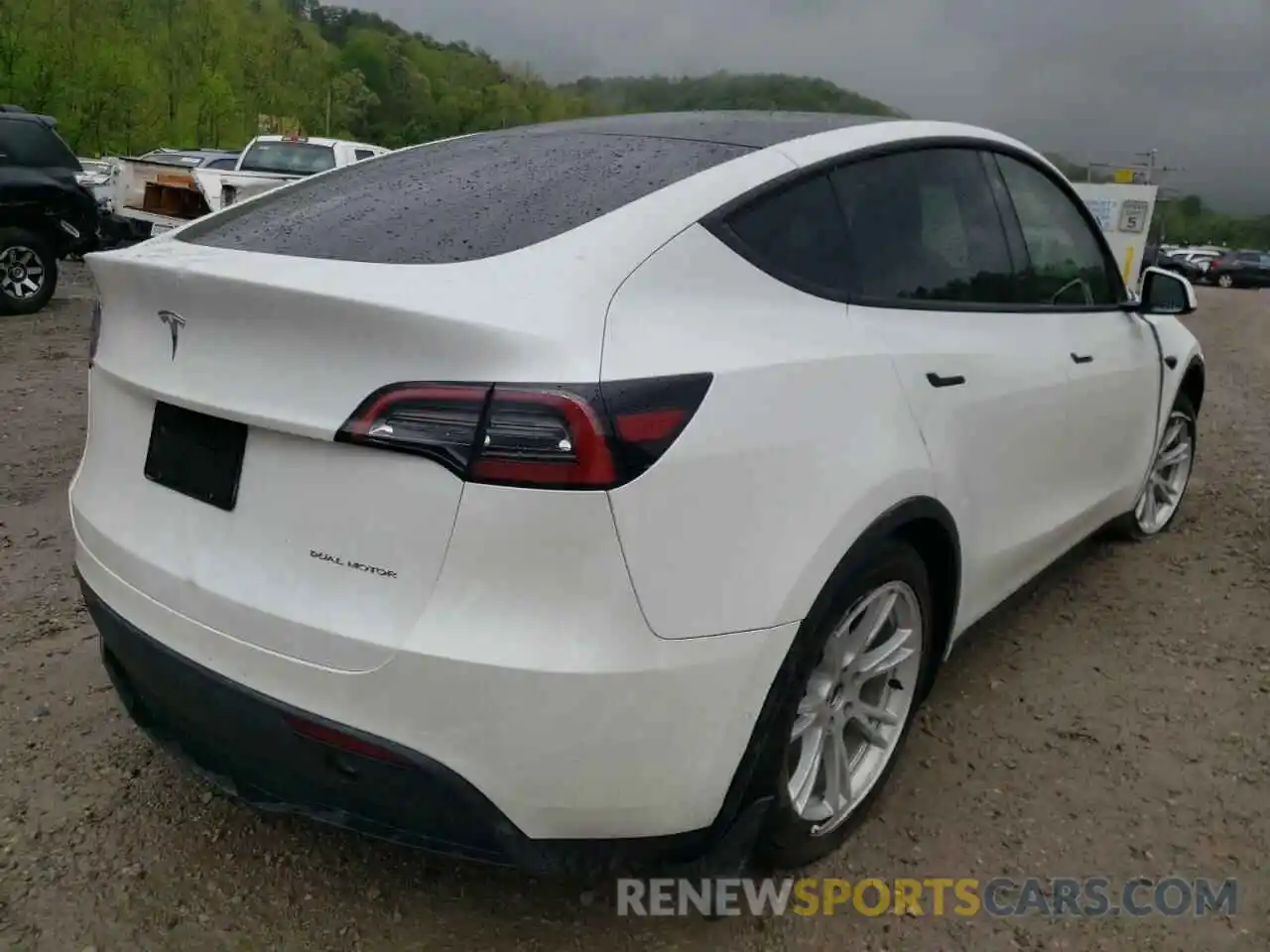 4 Photograph of a damaged car 5YJYGAEE0MF180189 TESLA MODEL Y 2021