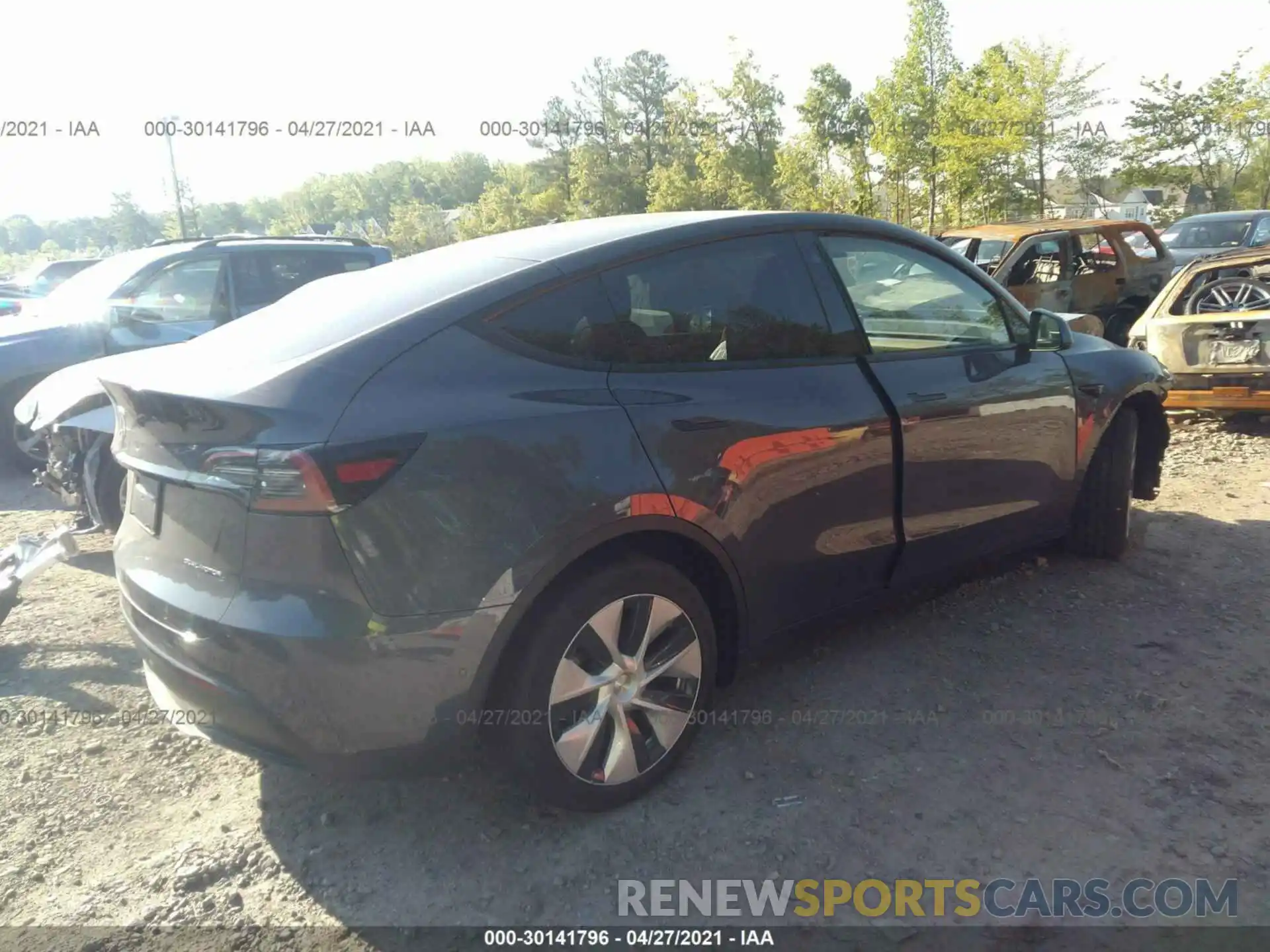 4 Photograph of a damaged car 5YJYGAEE1MF145211 TESLA MODEL Y 2021