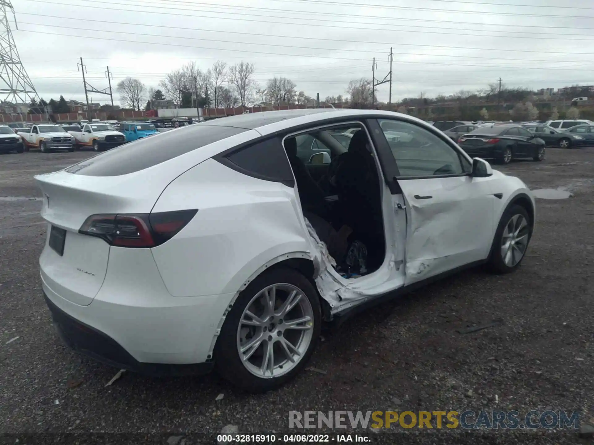 4 Photograph of a damaged car 5YJYGAEE1MF180539 TESLA MODEL Y 2021