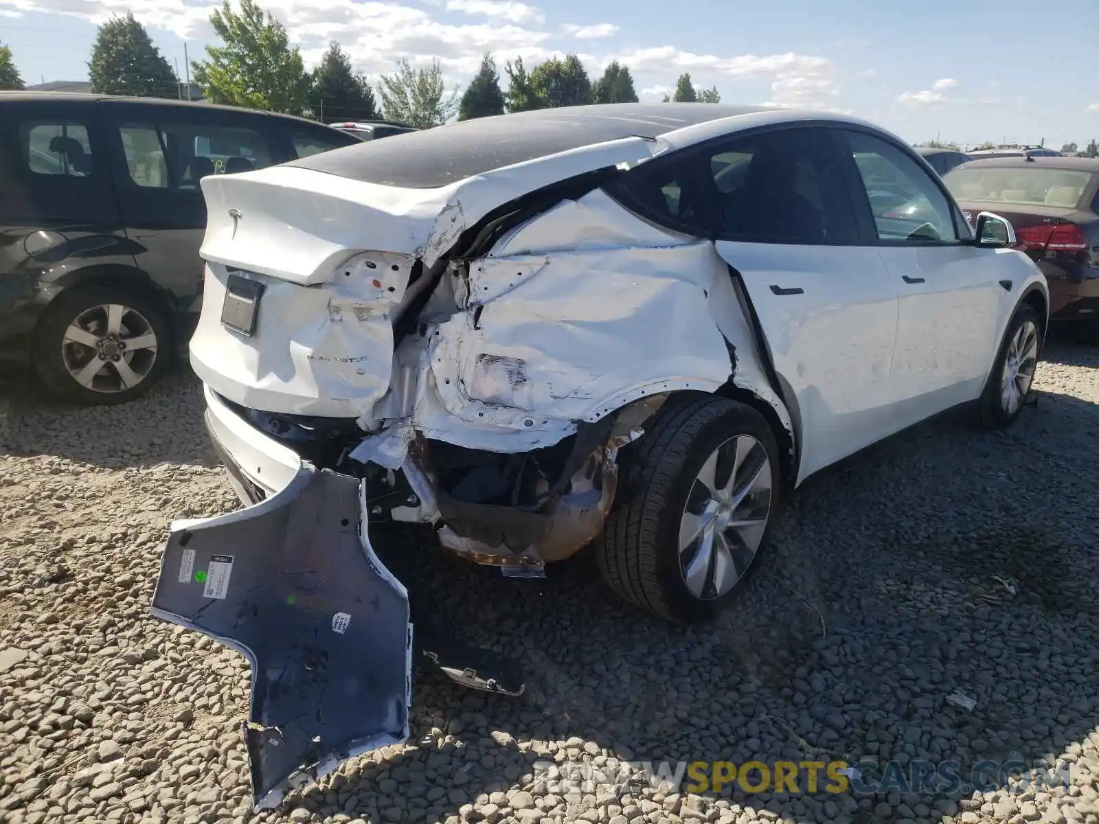 4 Photograph of a damaged car 5YJYGAEE1MF196840 TESLA MODEL Y 2021