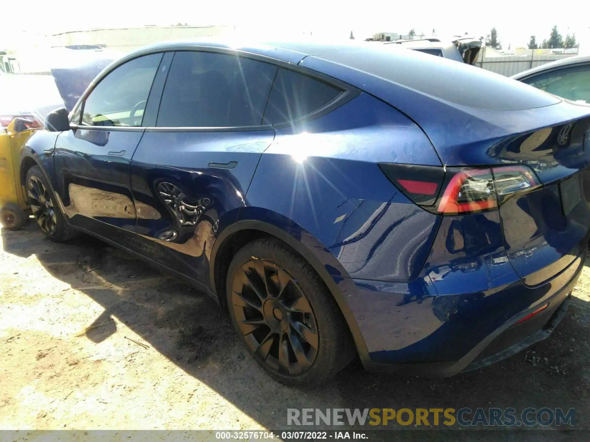 3 Photograph of a damaged car 5YJYGAEE2MF129616 TESLA MODEL Y 2021