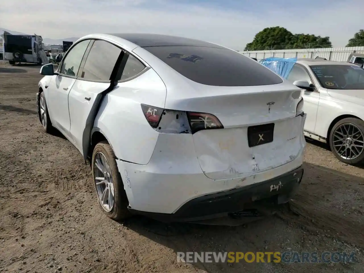 3 Photograph of a damaged car 5YJYGAEE2MF150031 TESLA MODEL Y 2021