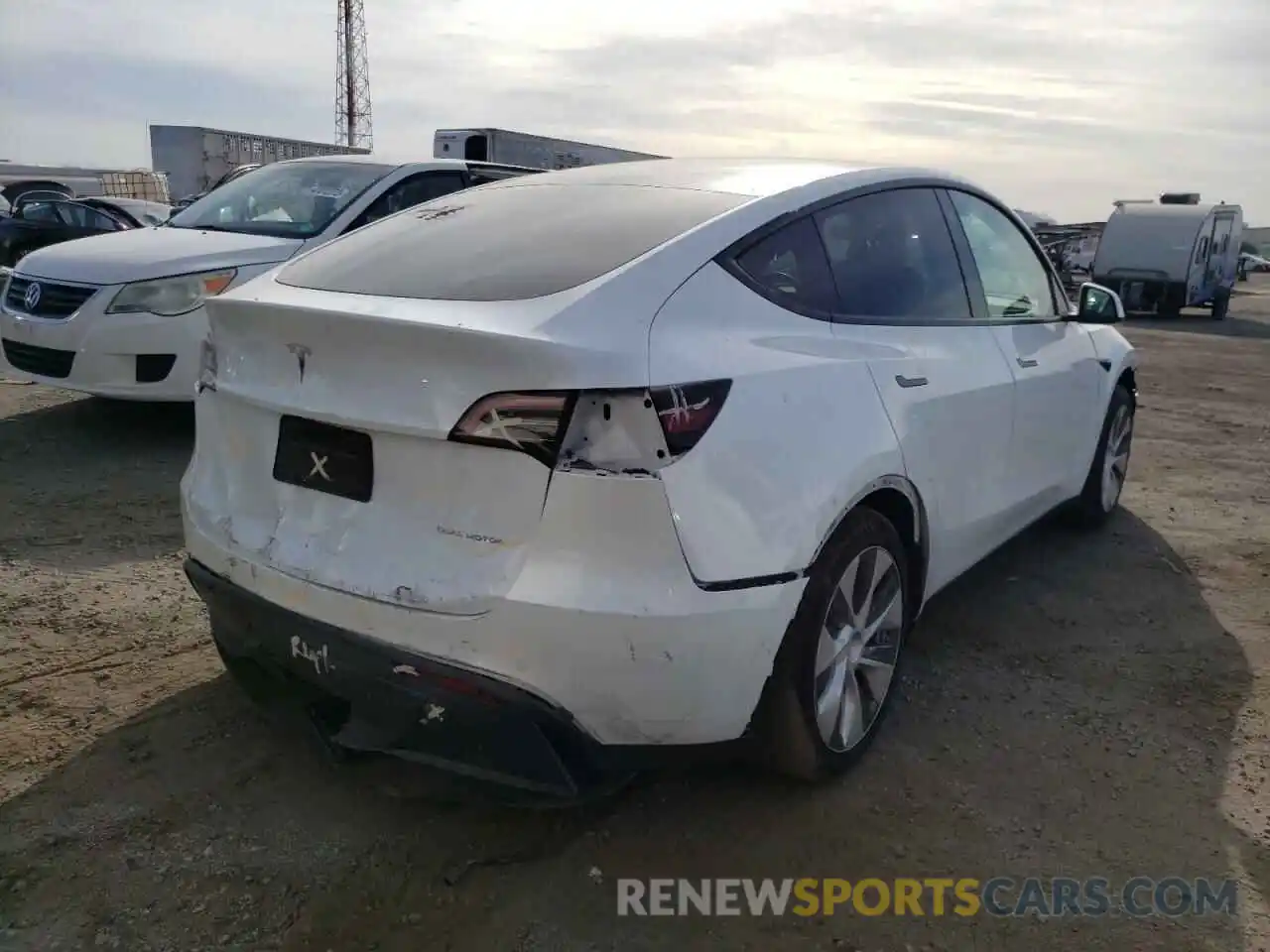 4 Photograph of a damaged car 5YJYGAEE2MF150031 TESLA MODEL Y 2021