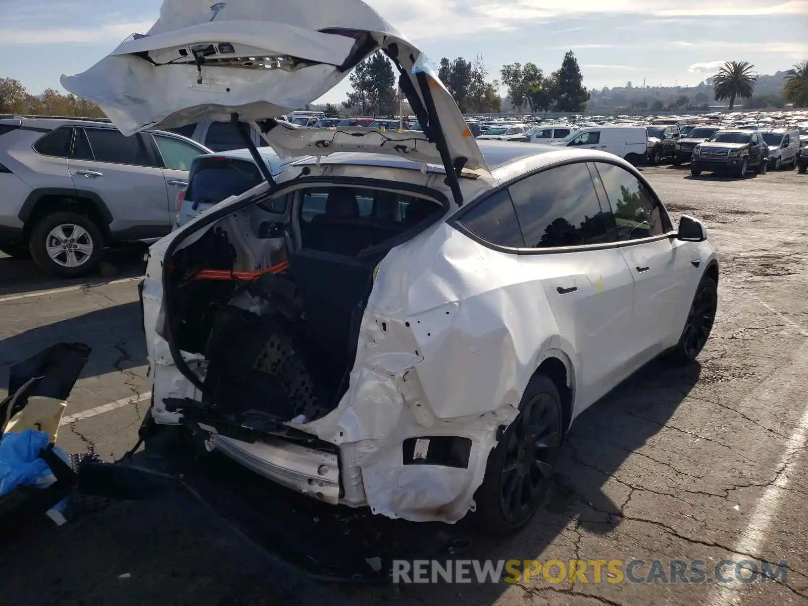 4 Photograph of a damaged car 5YJYGAEE4MF136549 TESLA MODEL Y 2021