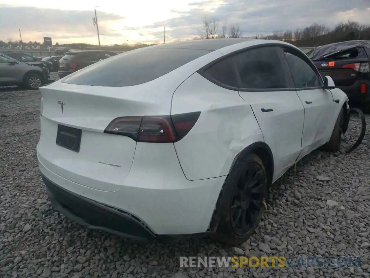 4 Photograph of a damaged car 5YJYGAEE4MF257081 TESLA MODEL Y 2021