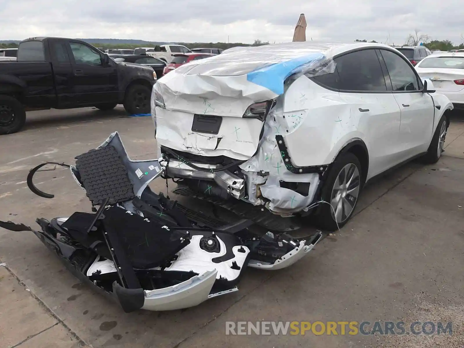 4 Photograph of a damaged car 5YJYGAEE5MF130615 TESLA MODEL Y 2021