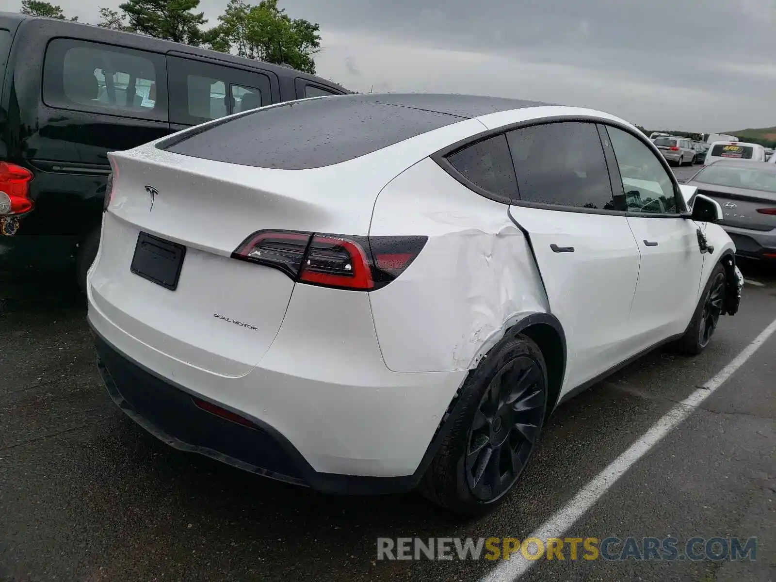 4 Photograph of a damaged car 5YJYGAEE5MF136723 TESLA MODEL Y 2021