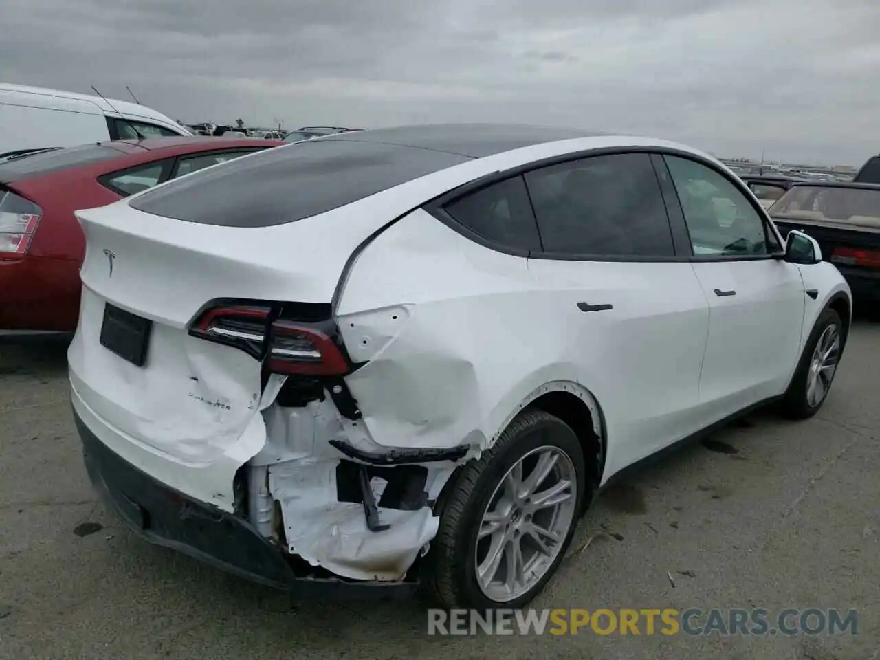 4 Photograph of a damaged car 5YJYGAEE5MF295094 TESLA MODEL Y 2021