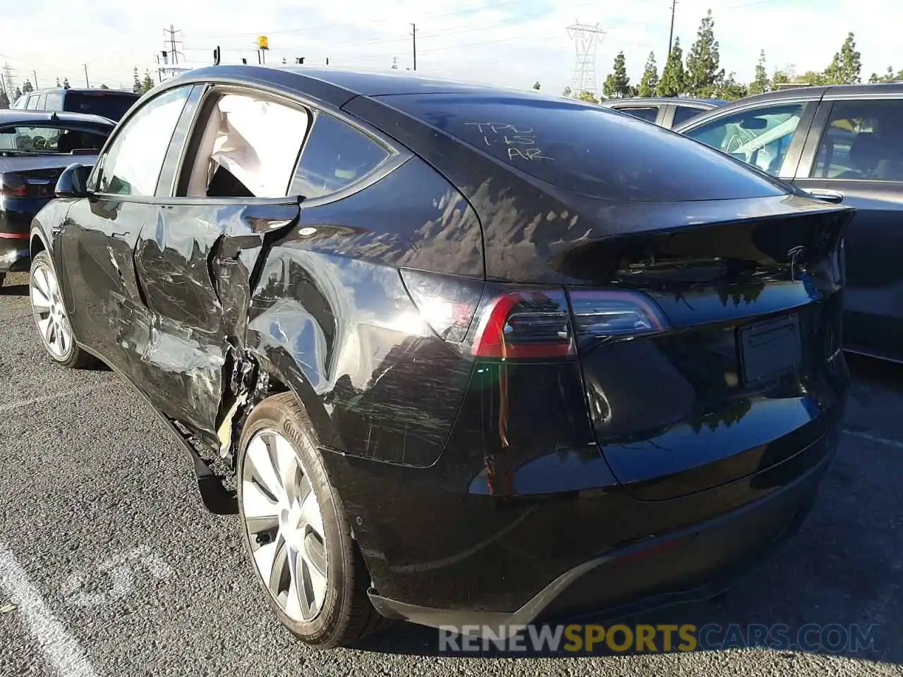 3 Photograph of a damaged car 5YJYGAEE5MF295614 TESLA MODEL Y 2021