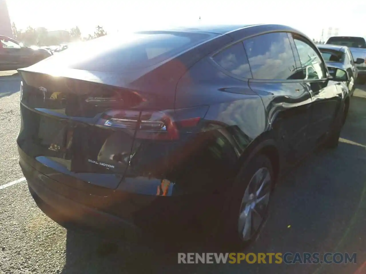 4 Photograph of a damaged car 5YJYGAEE5MF295614 TESLA MODEL Y 2021