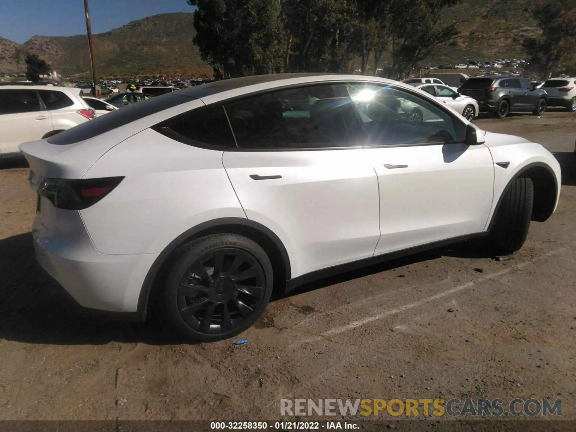 4 Photograph of a damaged car 5YJYGAEE5MF304652 TESLA MODEL Y 2021