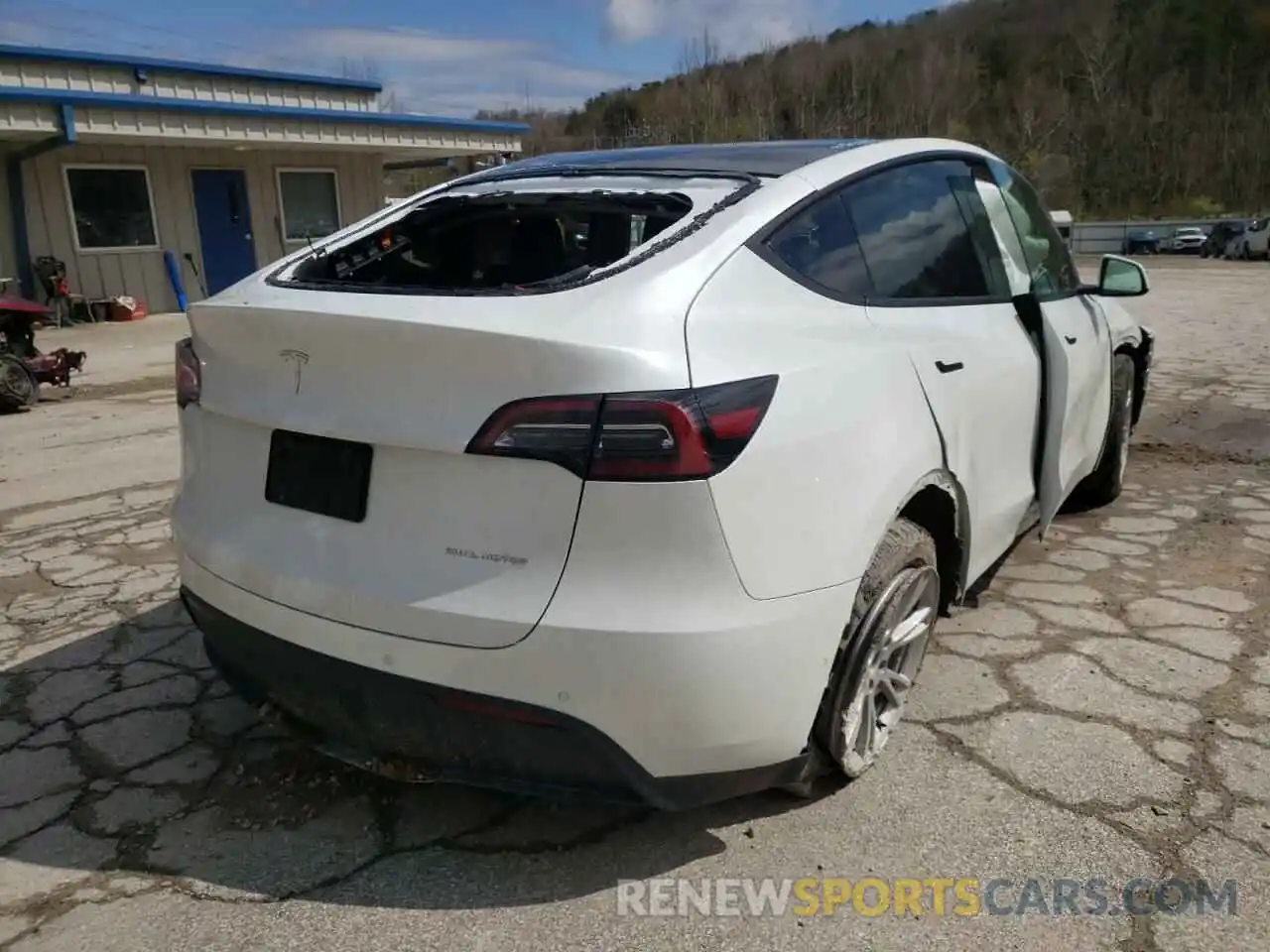 4 Photograph of a damaged car 5YJYGAEE6MF146841 TESLA MODEL Y 2021