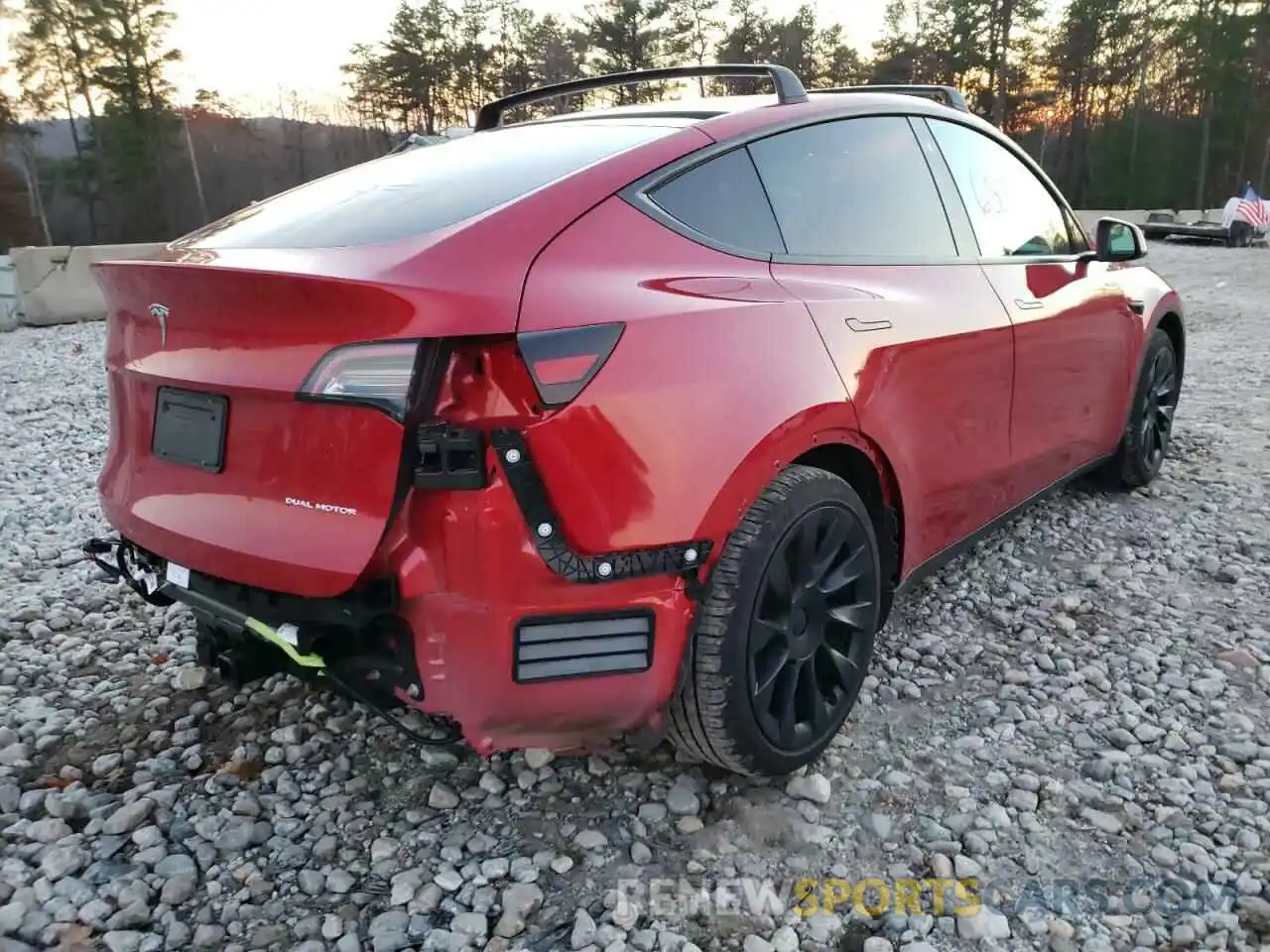 4 Photograph of a damaged car 5YJYGAEE6MF185073 TESLA MODEL Y 2021